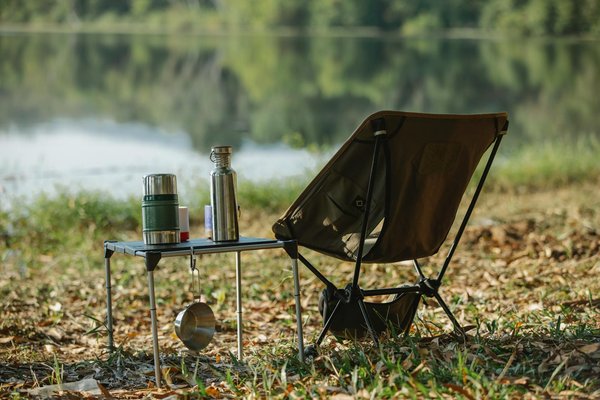 Quelles techniques de pêche sont les plus adaptées pour un camping en bord de rivière?